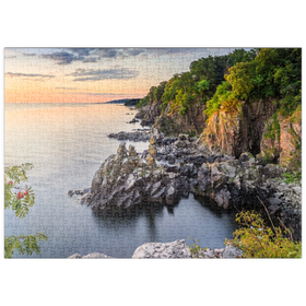 Darstellung des Puzzle Motivs Sonnenaufgang an den Helligdomsklipperne, Felsenküste nördlich von Gudhjem - Puzzleteile: 500