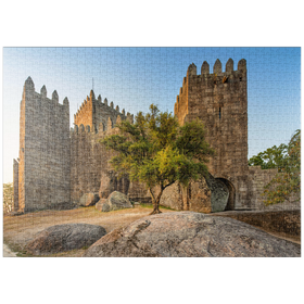 Darstellung des Puzzle-Motivs romanische Festungsanlage in Guimarães am Abend – Puzzleteile: 1000