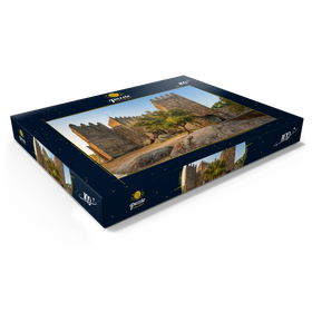Darstellung des Puzzle Motivs romanische Festungsanlage in Guimarães am Abend - Puzzleteile: 100
