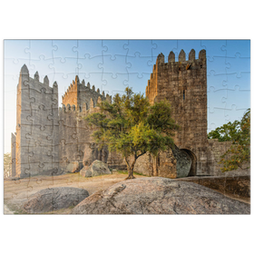 Darstellung des Puzzle Motivs romanische Festungsanlage in Guimarães am Abend - Puzzleteile: 100