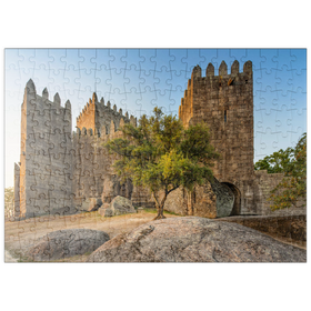 Darstellung des Puzzle Motivs romanische Festungsanlage in Guimarães am Abend - Puzzleteile: 200