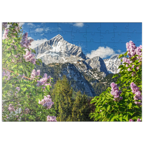 puzzleplate Alpspitze (2628m) mit blühendem Flieder, Garmisch-Partenkirchen, Oberbayern, Bayern, Deutschland 100 Puzzle