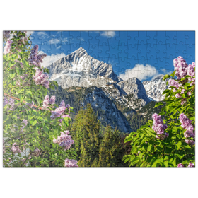 Darstellung des Puzzle-Motivs Alpspitze mit blühendem Flieder, Garmisch-Partenkirchen, Oberbayern – Puzzleteile: 200