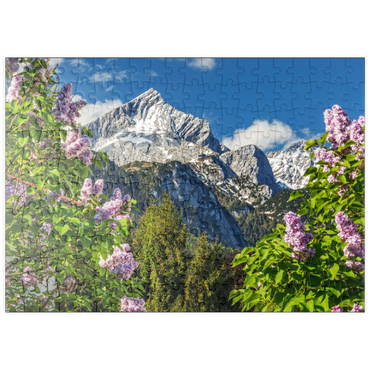puzzleplate Alpspitze (2628m) mit blühendem Flieder, Garmisch-Partenkirchen, Oberbayern, Bayern, Deutschland 200 Puzzle
