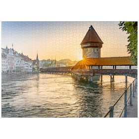 Darstellung des Puzzle-Motivs Kapellbrücke über die Reuss mit Wasserturm im Sonnenaufgang, Luzern, Schweiz – Puzzleteile: 1000