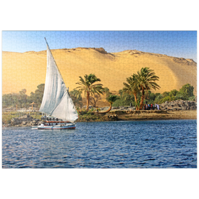 Darstellung des Puzzle-Motivs Feluke auf dem Nil gegen die Berge der Libyschen Wüste, Assuan, Ägypten – Puzzleteile: 1000