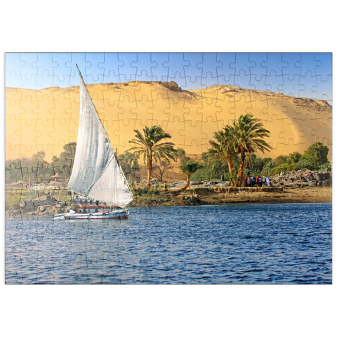 puzzleplate Feluke auf dem Nil gegen die Berge der Libyschen Wüste, Assuan, Ägypten 200 Puzzle