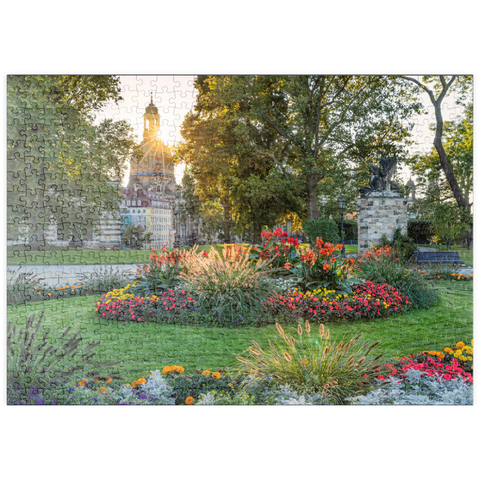 puzzleplate Brühlscher Garten am östlichen Ende der Brühlschen Terrasse mit Blick zur Frauenkirche am Abend 500 Puzzle