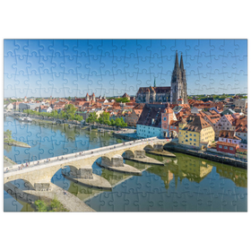 Darstellung des Puzzle-Motivs Steinerne Brücke über die Donau mit der Altstadt und dem Regensburger Dom St. Peter – Puzzleteile: 200