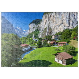 Darstellung des Puzzle Motivs Ort Lauterbrunnen mit dem Staubbachfall - Puzzleteile: 200