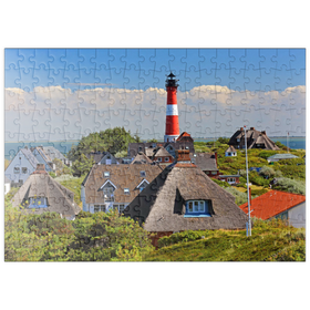 Darstellung des Puzzle-Motivs Reetdachferienhäuser in den Dünen mit Leuchtturm von Hörnum, Insel Sylt – Puzzleteile: 200