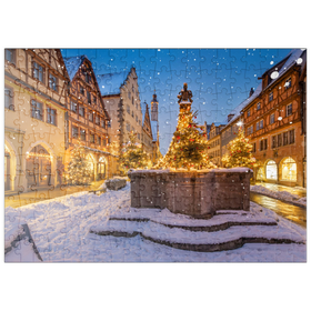 Darstellung des Puzzle-Motivs Weihnachtlich geschmückter Brunnen in der Herrngasse, Rothenburg ob der Tauber – Puzzleteile: 200