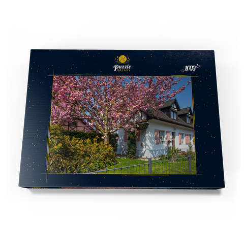 Blühende Zierkirsche an einem Wohnhaus 1000 Puzzle Schachtel Ansicht3