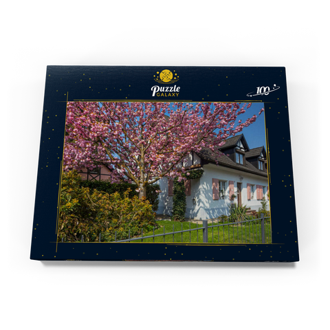 Blühende Zierkirsche an einem Wohnhaus 100 Puzzle Schachtel Ansicht3