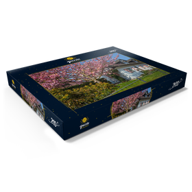 Alternative Darstellung des Puzzle-Motivs Blühende Zierkirsche an einem Wohnhaus – Puzzleteile: 200