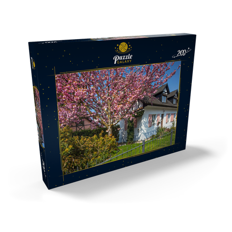 Blühende Zierkirsche an einem Wohnhaus 200 Puzzle Schachtel Ansicht2