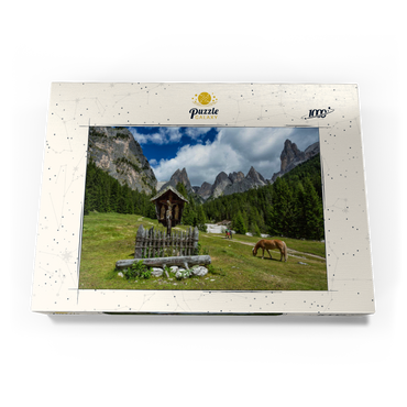 Marterl am Rechten Leger gegen Grasleitengruppe und Valbonagruppe, Trentino-Südtirol, Italien 1000 Puzzle Schachtel Ansicht3