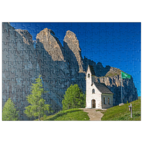 Darstellung des Puzzle Motivs Kirche am Grödner Joch mit Sellagruppe, Dolomiten, Trentino-Südtirol - Puzzleteile: 200