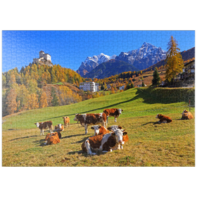 Darstellung des Puzzle Motivs Kühe auf der Weide mit Blick zum Schloss Tarasp, Graubünden, Schweiz - Puzzleteile: 1000