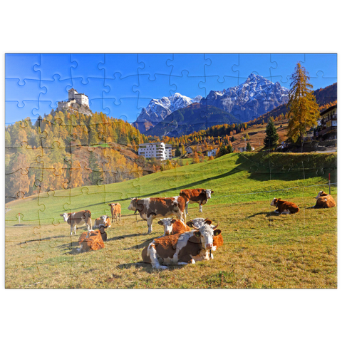 puzzleplate Kühe auf der Weide mit Blick zum Schloss Tarasp, Graubünden, Schweiz 100 Puzzle