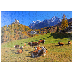 Darstellung des Puzzle Motivs Kühe auf der Weide mit Blick zum Schloss Tarasp, Graubünden, Schweiz - Puzzleteile: 200