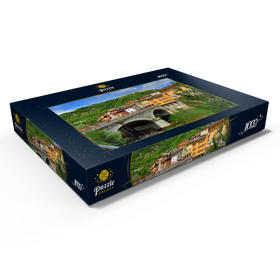 Darstellung des Puzzle Motivs Brücke in der Altstadt mit Blick zum Sacro Monte di Varallo im Valsesia, Italien - Puzzleteile: 1000