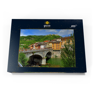 Brücke in der Altstadt über den Sesia mit Blick zum Sacro Monte di Varallo im Valsesia, Italien 1000 Puzzle Schachtel Ansicht3
