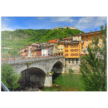 puzzleplate Brücke in der Altstadt über den Sesia mit Blick zum Sacro Monte di Varallo im Valsesia, Italien 1000 Puzzle