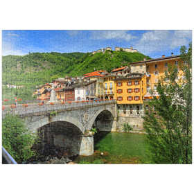 Darstellung des Puzzle Motivs Brücke in der Altstadt mit Blick zum Sacro Monte di Varallo im Valsesia, Italien - Puzzleteile: 1000