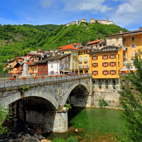 Brücke in der Altstadt über den Sesia mit Blick zum Sacro Monte di Varallo im Valsesia, Italien 1000 Puzzle 3D Modell