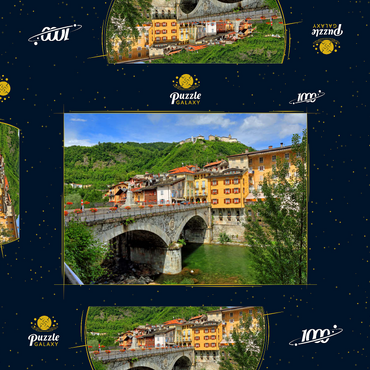Brücke in der Altstadt über den Sesia mit Blick zum Sacro Monte di Varallo im Valsesia, Italien 1000 Puzzle Schachtel 3D Modell
