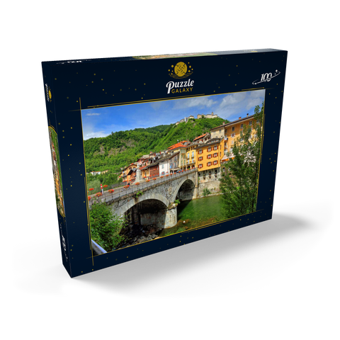 Brücke in der Altstadt über den Sesia mit Blick zum Sacro Monte di Varallo im Valsesia, Italien 100 Puzzle Schachtel Ansicht2
