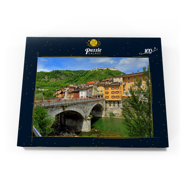 Brücke in der Altstadt über den Sesia mit Blick zum Sacro Monte di Varallo im Valsesia, Italien 100 Puzzle Schachtel Ansicht3