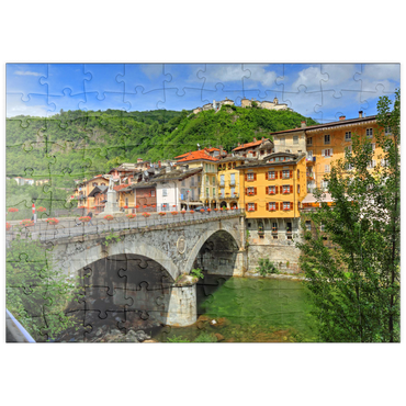 puzzleplate Brücke in der Altstadt über den Sesia mit Blick zum Sacro Monte di Varallo im Valsesia, Italien 100 Puzzle
