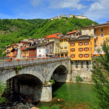 Brücke in der Altstadt über den Sesia mit Blick zum Sacro Monte di Varallo im Valsesia, Italien 100 Puzzle 3D Modell