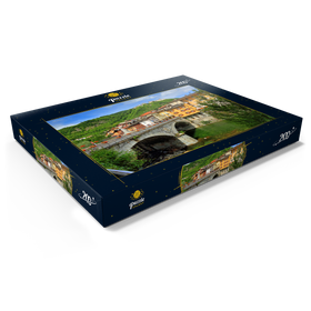 Alternative Darstellung des Puzzle-Motivs Brücke in der Altstadt mit Blick zum Sacro Monte di Varallo im Valsesia, Italien – Puzzleteile: 200