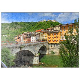 Darstellung des Puzzle-Motivs Brücke in der Altstadt mit Blick zum Sacro Monte di Varallo im Valsesia, Italien – Puzzleteile: 200