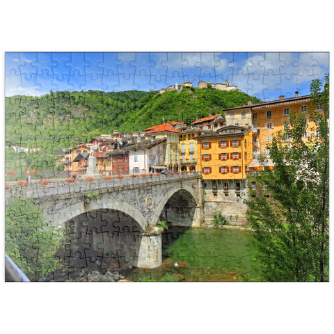 puzzleplate Brücke in der Altstadt über den Sesia mit Blick zum Sacro Monte di Varallo im Valsesia, Italien 200 Puzzle