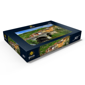 Darstellung des Puzzle Motivs Brücke in der Altstadt mit Blick zum Sacro Monte di Varallo im Valsesia, Italien - Puzzleteile: 500