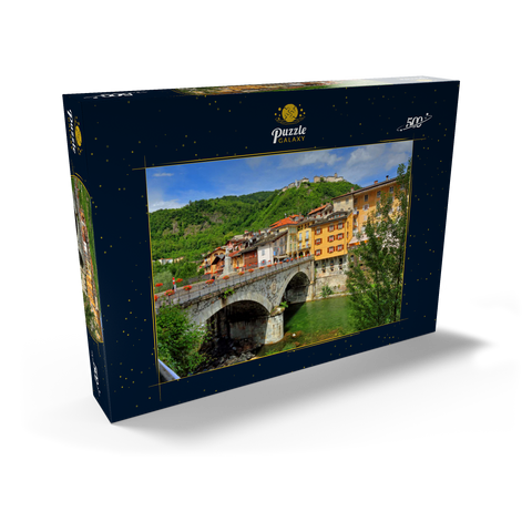 Brücke in der Altstadt über den Sesia mit Blick zum Sacro Monte di Varallo im Valsesia, Italien 500 Puzzle Schachtel Ansicht2
