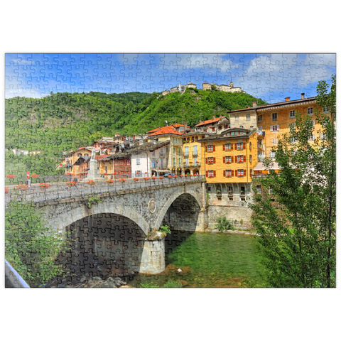puzzleplate Brücke in der Altstadt über den Sesia mit Blick zum Sacro Monte di Varallo im Valsesia, Italien 500 Puzzle