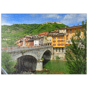 Darstellung des Puzzle Motivs Brücke in der Altstadt mit Blick zum Sacro Monte di Varallo im Valsesia, Italien - Puzzleteile: 500