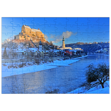 puzzleplate Blick über die Salzach zur Altstadt mit Burg, Heilig-Geist-Kirche und Pfarrkirche St. Jakob im Morgenlicht, Burghausen 100 Puzzle