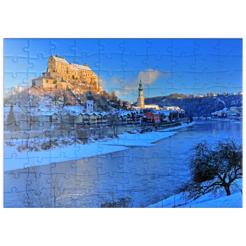 puzzleplate Blick über die Salzach zur Altstadt mit Burg, Heilig-Geist-Kirche und Pfarrkirche St. Jakob im Morgenlicht, Burghausen 100 Puzzle