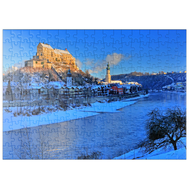 puzzleplate Blick über die Salzach zur Altstadt mit Burg, Heilig-Geist-Kirche und Pfarrkirche St. Jakob im Morgenlicht, Burghausen 200 Puzzle