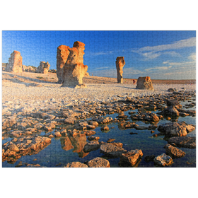 Darstellung des Puzzle-Motivs Kalksteinsäulen, genannt Raukar, bei Langhammars, Insel Farö, Gotland, Schweden – Puzzleteile: 1000