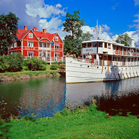 Göta Hotel am Göta Kanal mit dem Kabinenschiff Diana, Borensberg, Östergötland, Schweden 100 Puzzle 3D Modell