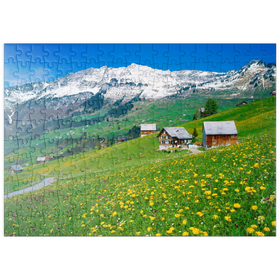 Darstellung des Puzzle-Motivs Bauernhöfe gegen Mattstock (1936m), Amden, Kanton St. Gallen, Schweiz – Puzzleteile: 200