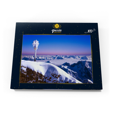 Gipfelkreuz der Zugspitze gegen Bayerische- und Österreichische Alpen, Oberbayern, Bayern, Deutschland 100 Puzzle Schachtel Ansicht3