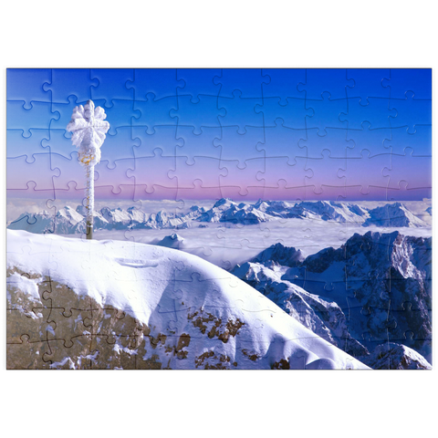 puzzleplate Gipfelkreuz der Zugspitze gegen Bayerische- und Österreichische Alpen, Oberbayern, Bayern, Deutschland 100 Puzzle